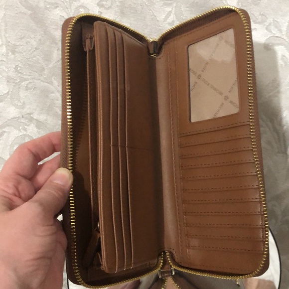 Michael Kors Bundle Wallet Clutch and Wristlet Excellent Used Condition. - Picture 9 of 14